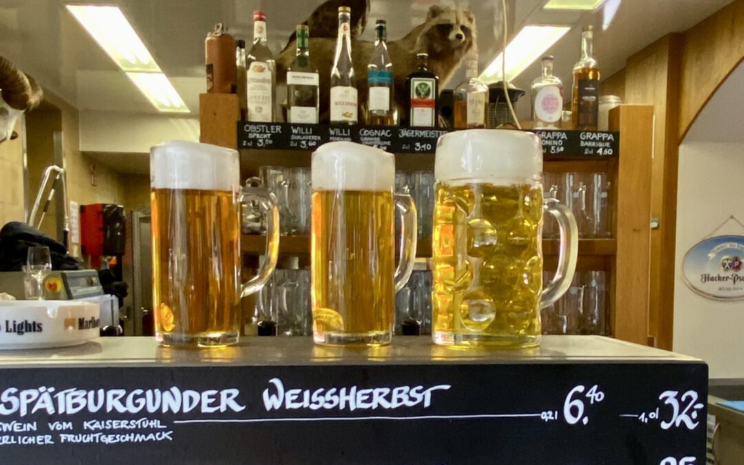 Falsches Bier im Biergarten.  3 täuschend echte Bierattrappen