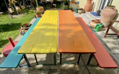 Bunte Biertischgarnituren für die Terrasse