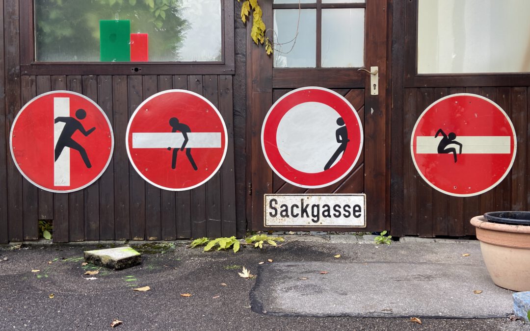 Verkehrsschilder inspiriert vom Künstler Clet